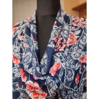 Bluzka z lejącym dekoltem typu woda - biały koronkowy wzór i kwiaty